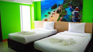 Twin Room | Desk, laptop workspace, blackout curtains, soundproofing