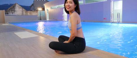 Utomhuspool, öppet 07.00 till 21.00, gratis cabanor och parasoller