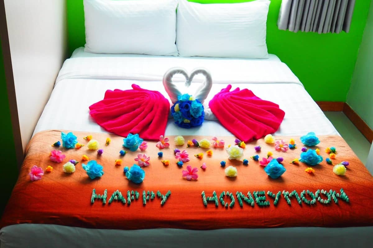 Junior kamer, uitzicht op zwembad | Een bureau, een laptopwerkplek, verduisterende gordijnen