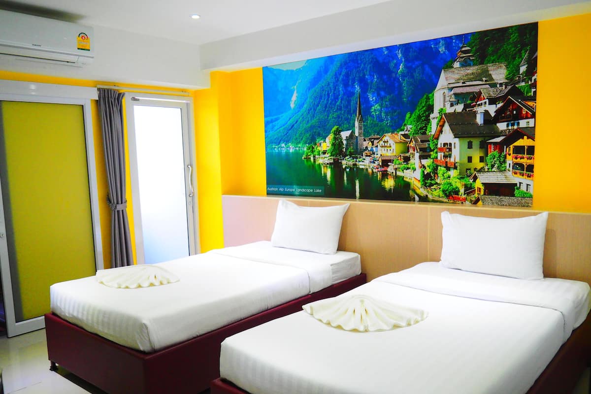 Twin kamer | Een bureau, een laptopwerkplek, verduisterende gordijnen