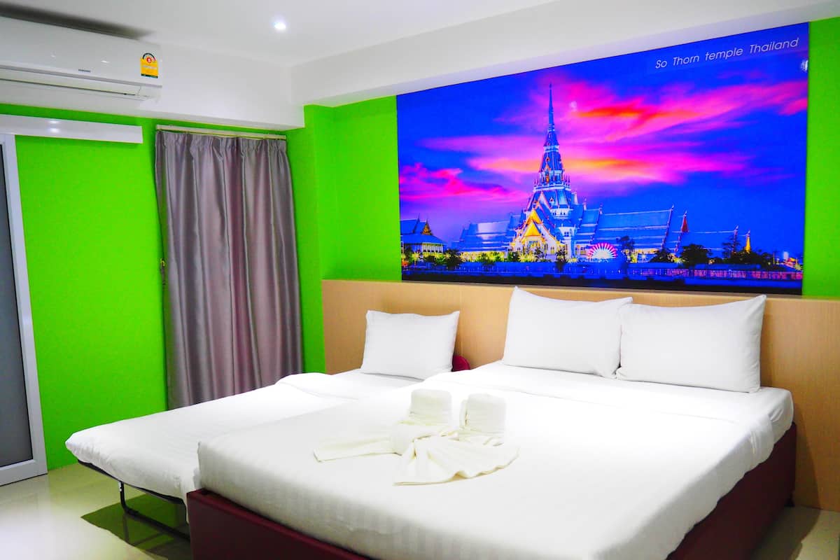 Driepersoonskamer | Een bureau, een laptopwerkplek, verduisterende gordijnen