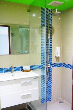 Shower, rainfall showerhead, free toiletries, hair dryer - Blue Orchids Hotel (Hat Yai)