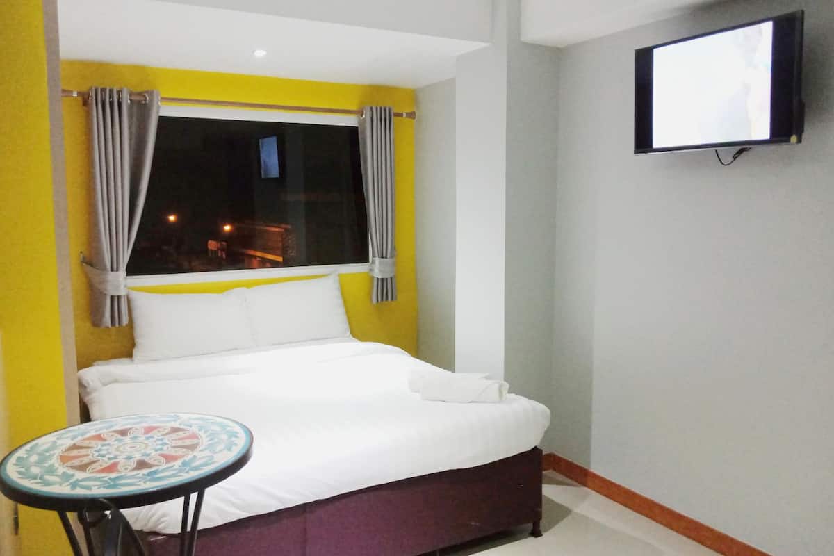 Junior kamer, uitzicht op zwembad | Een bureau, een laptopwerkplek, verduisterende gordijnen