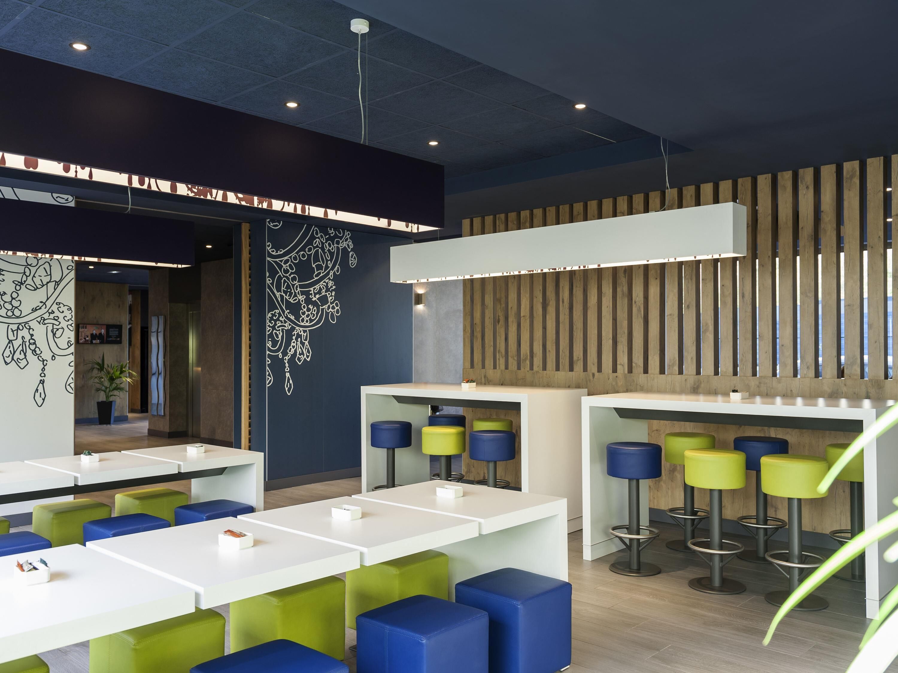 Petit déjeuner buffet (7.95 EUR par personne)