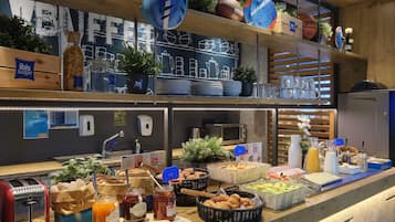 Dagelijks ontbijtbuffet (EUR 7.95 per persoon)