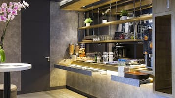 Frukostbuffé varje dag (EUR 7.95 per person)