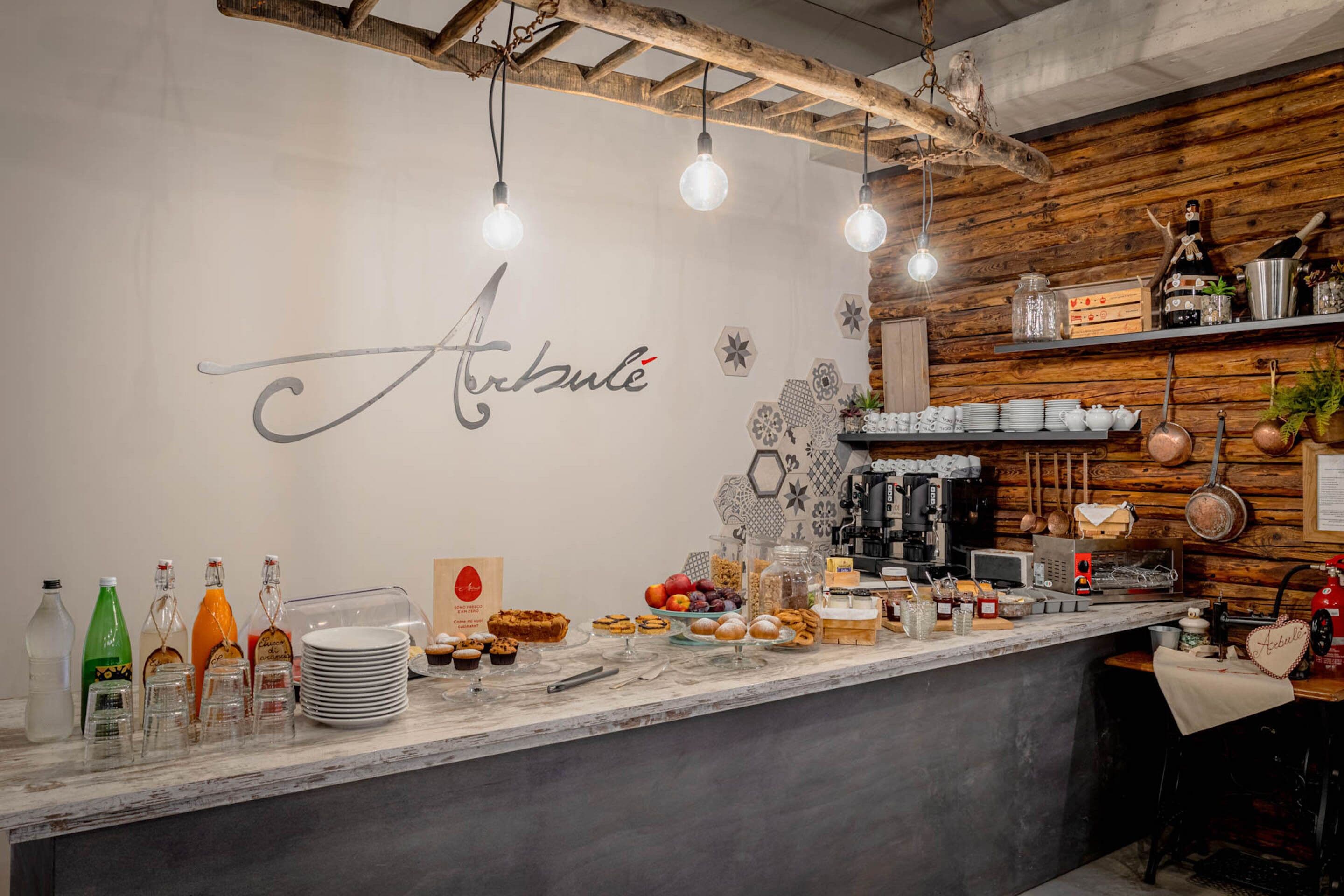 Una encimera de cocina con diversos alimentos, utensilios de cocina y una máquina de café.