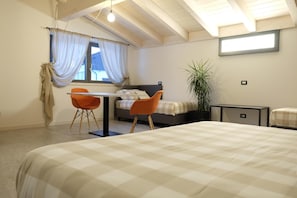 Quarto quádruplo conforto | Edredons de pluma, camas com colchões de espuma com sistema de memória