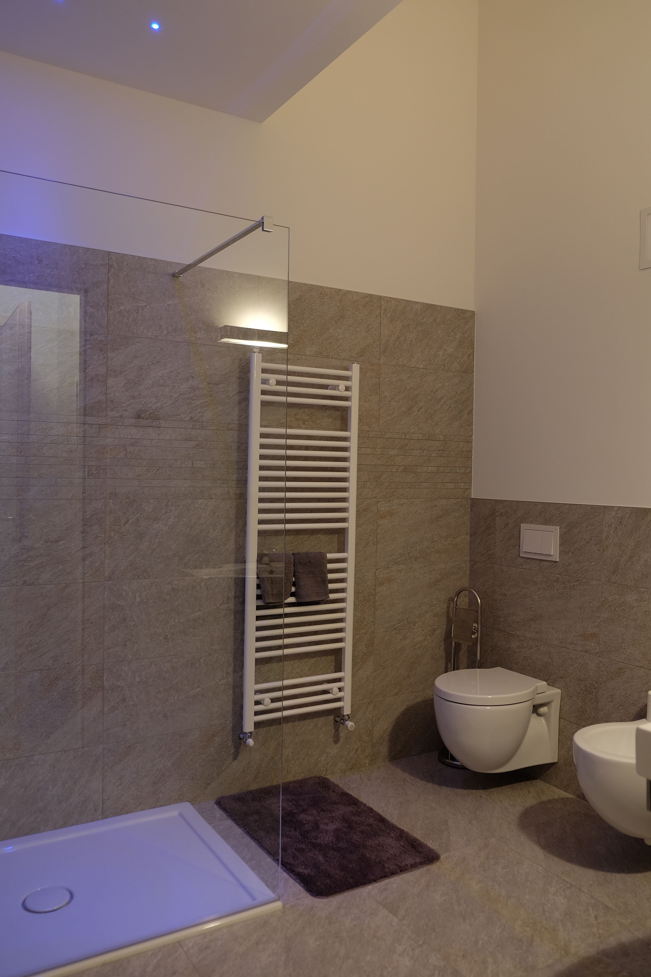 Un baño moderno con una bañera, inodoro y barra para toallas.