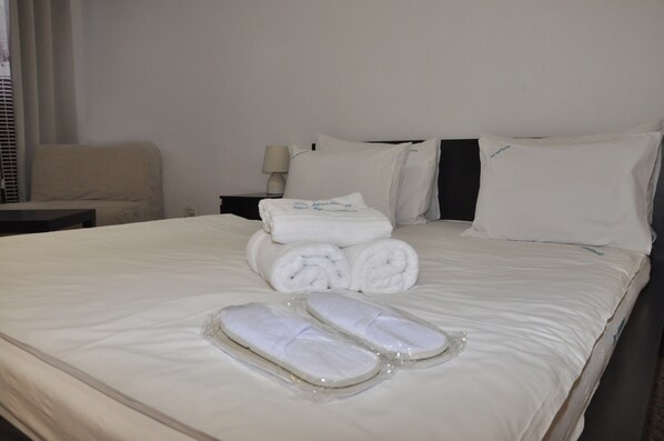 Estudio clásico | Ropa de cama de alta calidad y tabla de planchar con plancha 