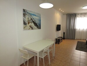 Superior Apartment, 1 Bedroom, City View | In-room dining