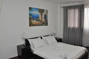 Superior Studio, City View | Premium bedding, iron/ironing board, free cribs/infant beds, free WiFi