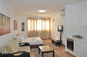 Superior Studio, City View | Premium bedding, iron/ironing board, free cribs/infant beds, free WiFi