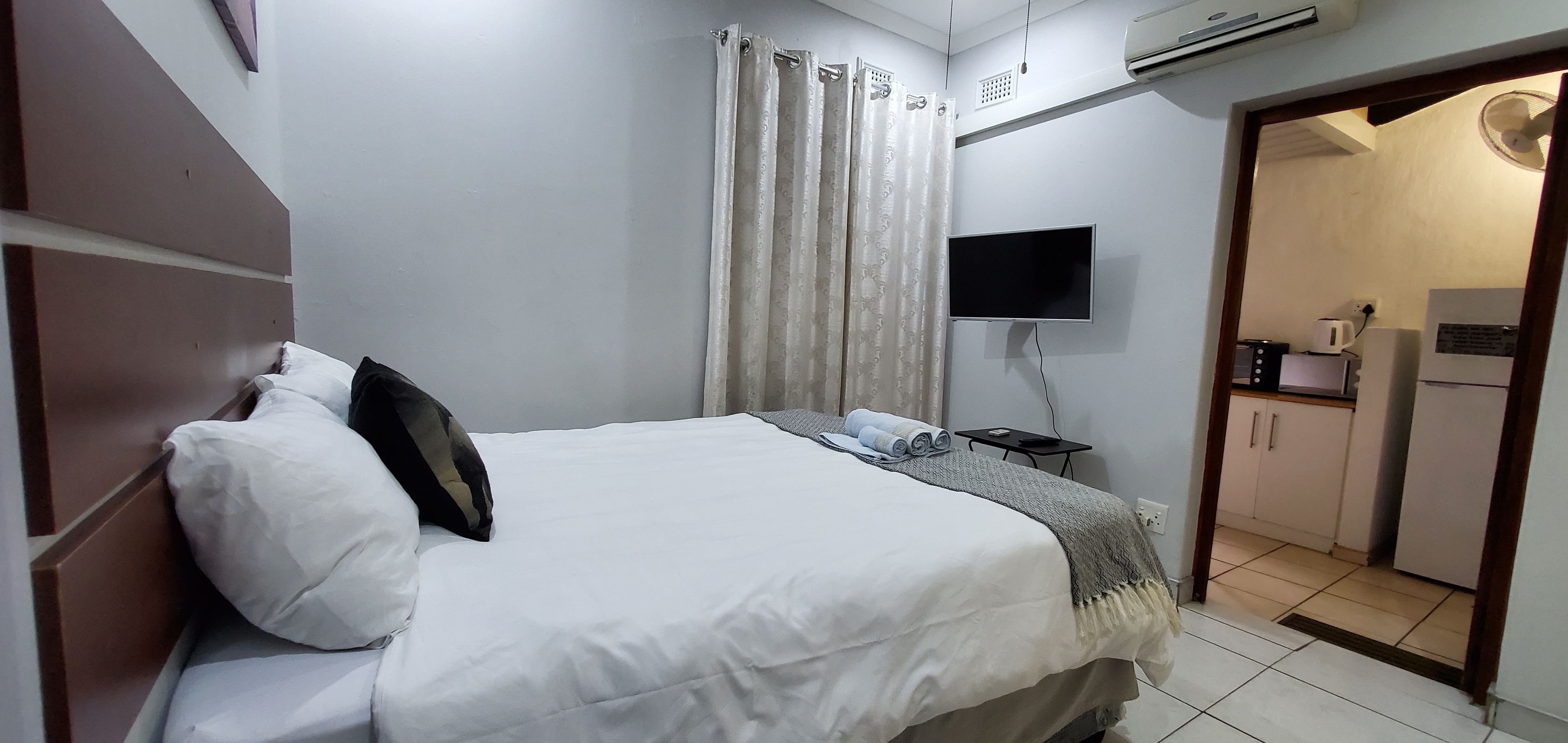 Room | Private kitchen | Coffee/tea maker, electric kettle