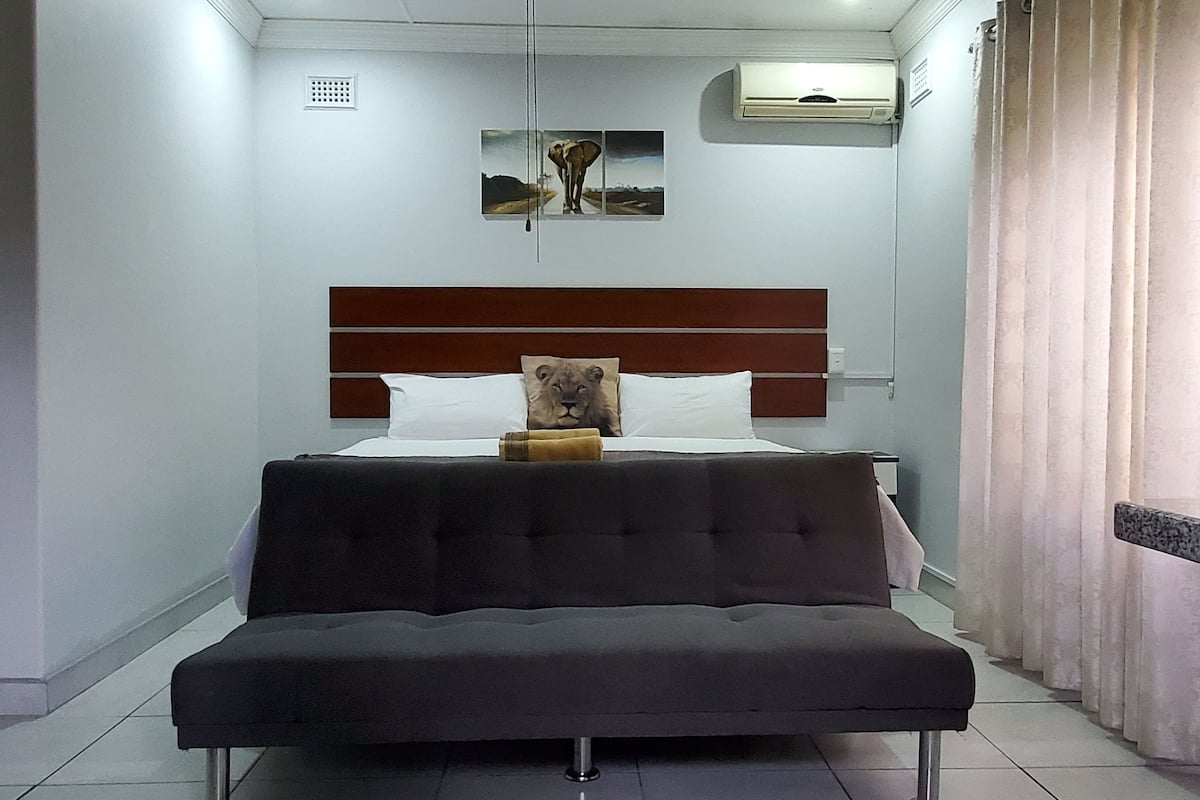 Business Room | In-room safe, iron/ironing board, free WiFi