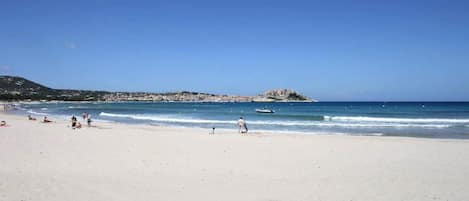 Una spiaggia nelle vicinanze