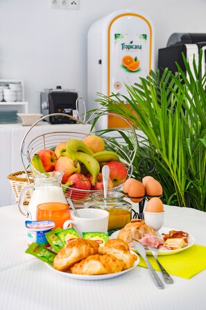 Daily buffet breakfast for a fee - Hôtel Les Arbousiers (Calvi)