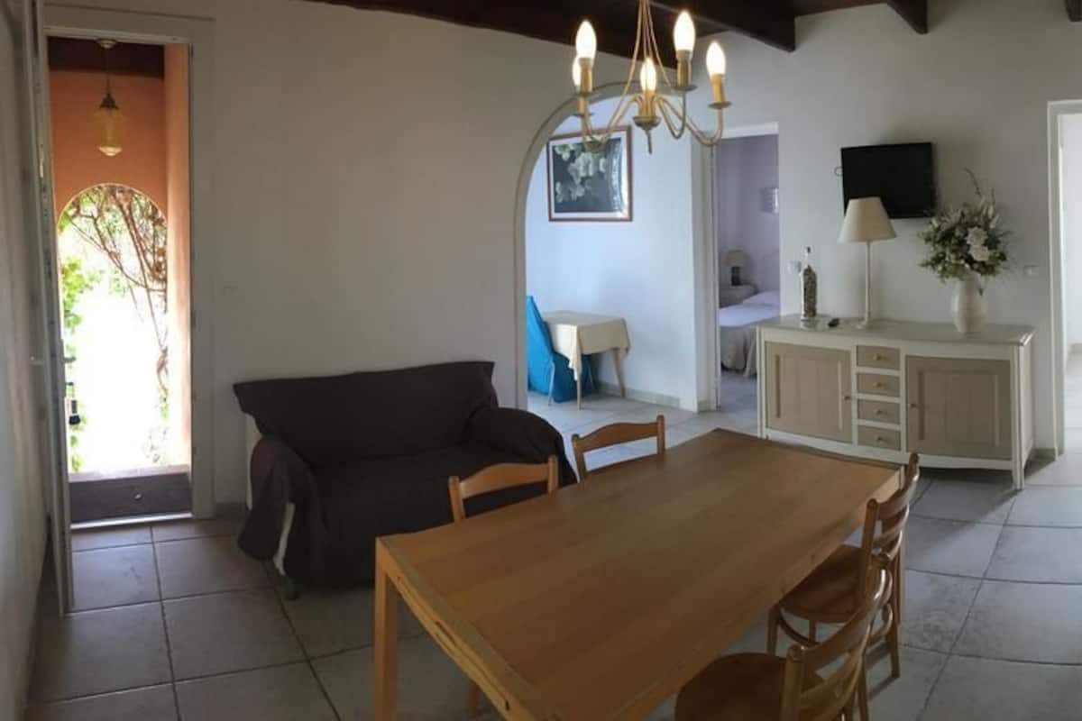 Chambre familiale | Bureau, rideaux d’obscurcissement, fer et planche à repasser