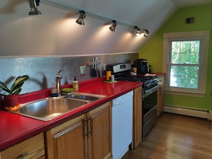 Microwave, oven, dishwasher, coffee/tea maker