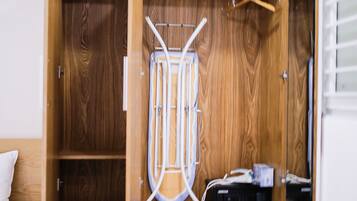 2 bedrooms, in-room safe, desk, iron/ironing board