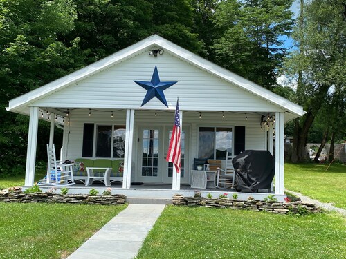 Cozy Lakefront Getaway