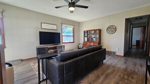 Télévision, console de jeux vidéo, lecteur de DVD, livres