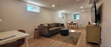 TV, console per videogiochi, lettore DVD, libri