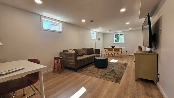 Télévision, console de jeux vidéo, lecteur de DVD, livres