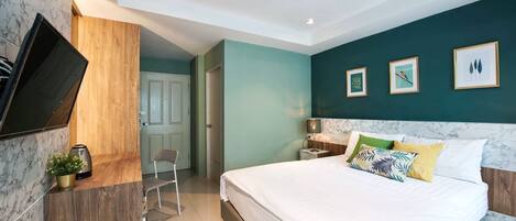 Escritorio, espacio para trabajar con laptop y cortinas blackout