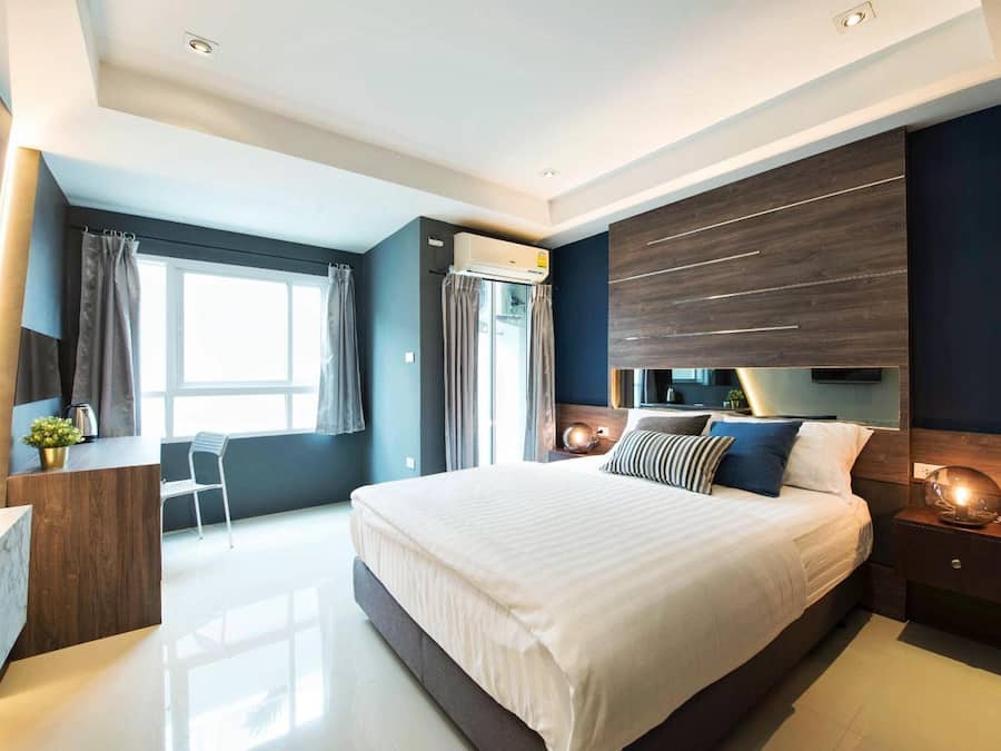 Escritorio, espacio para trabajar con laptop y cortinas blackout