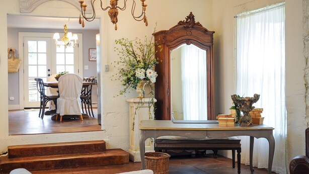 A dining area with a table, chairs, and a chandelier. - Luxury Cottage in Jacksonville's Historic Core! (Jacksonville)