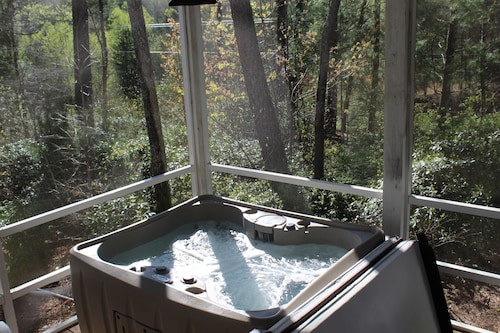 3 King Bed+Bath ~ Hot tub ~ Fire-pit ~ Pet Friendly ~ 6 miles to Helen