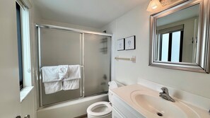 シャワー付き浴槽、ヘアドライヤー、タオル、石鹸