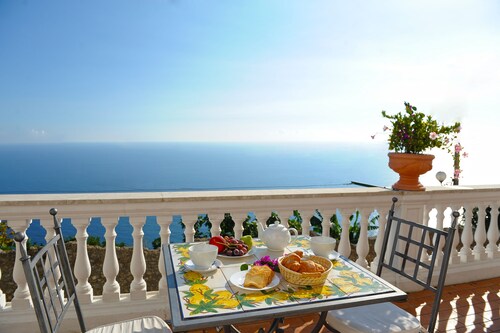 Magical Apartment with Jacuzzi and Sea View