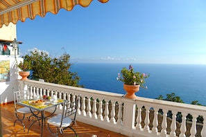 Outdoor dining - Magical Apartment with Jacuzzi and Sea View (Conca dei Marini)