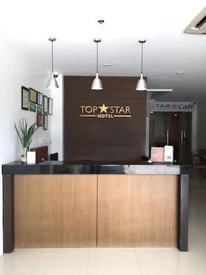 Quầy tiếp tân