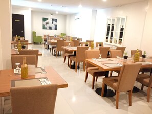 Phục vụ bữa sáng, bữa trưa, bữa tối, món địa phương và quốc tế 