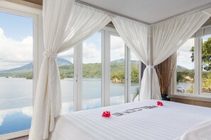 Suíte, piscina particular | Roupas de cama premium, frigobar, cofres nos quartos