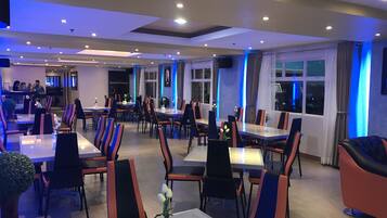 Breakfast, lunch, dinner served; local and international cuisine