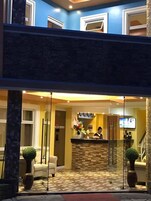 Fachada de la propiedad por la tarde o noche