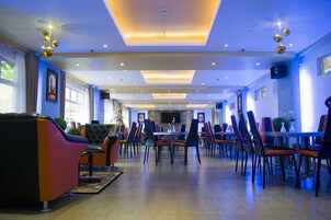 供应早餐、午餐和晚餐，本地与国际菜