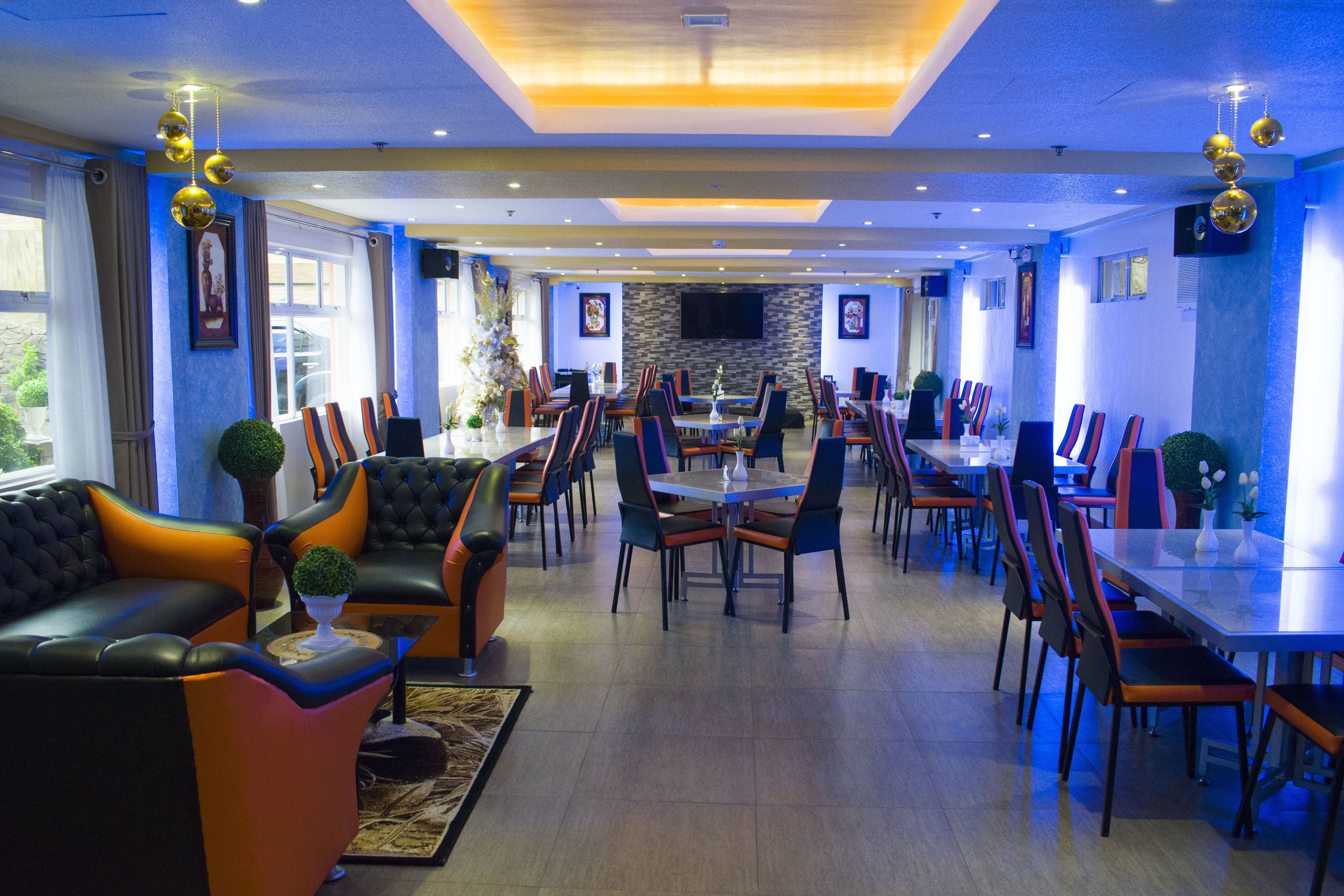 حيث تُقدم وجبات الإفطار، الغداء، العشاء، خيارت الطبخ المحلي والعالمي