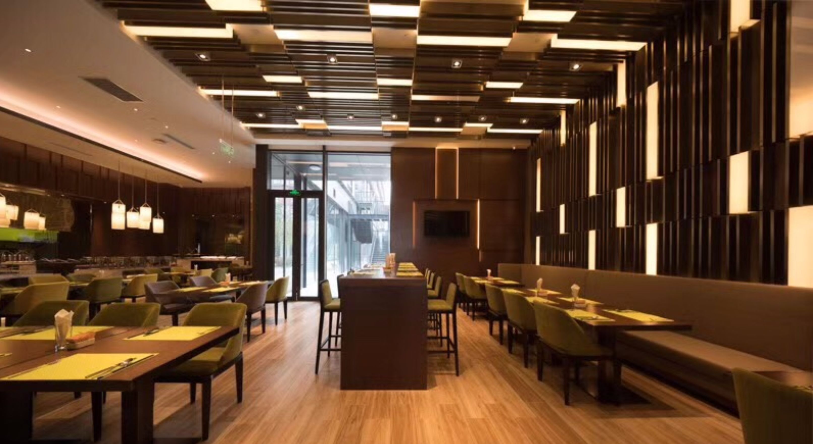 Breakfast, lunch, dinner served; local and international cuisine 