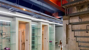 A hotel room with glass shelving units, a staircase, and a bed. - DAN Hostel (Taipei)