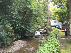 Property grounds - Two bed static (Sleeps 6). Walking distance of Lynton with onsite fishing (Lynton)