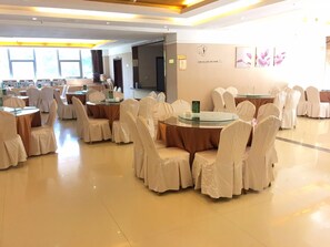 Melayani makan siang dan makan malam dengan sajian masakan Cina