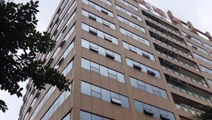 Ein mehrstöckiges Hotelgebäude mit modernem architektonischen Design, das zahlreiche Fenster und Balkone aufweist.