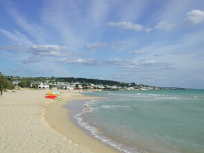 Plage à proximité, chaises longues