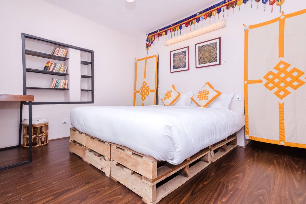 Escritorio, wifi gratis y decoración personalizada 