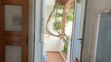 2 slaapkamers, een strijkplank/strijkijzer, reisbedje, gratis wifi